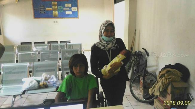 Perempuan tunawisma yang hanya teridentifikasi sebagai Wati, melahirkan bayi laki-laki di kolong jalan layang Rawabuaya, Cengkareng, Jakarta Barat. [dok.P3S jakarta barat]