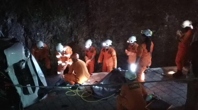 Mobil Terguling di Pantai Melasti, Satu Wisman Rusia Meninggal