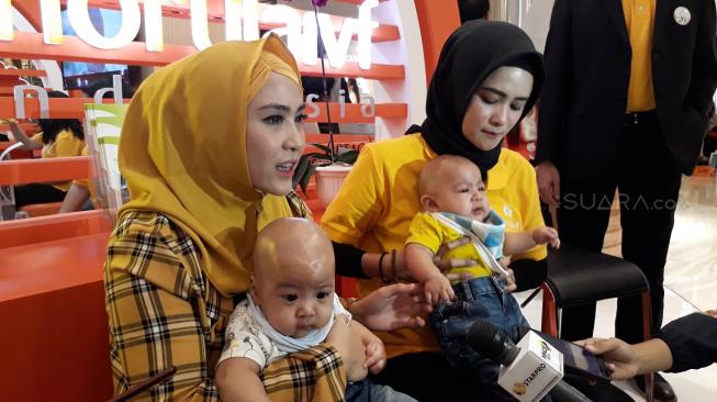 April Jasmine bersama dua anak kembarnya. (Ismail/Suara.com)