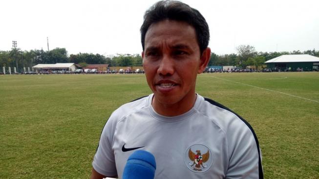 Pelatih interim atau sementara Timnas Indonesia, Bima Sakti di Lapangan Babek, Cilincing, Jakarta Utara, Minggu (9/9/2018). (Suara.com/Arief Apriadi) 