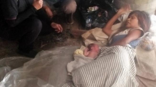 Wati Sendirian Lahirkan Bayi di Kolong Jalan Layang Rawabuaya