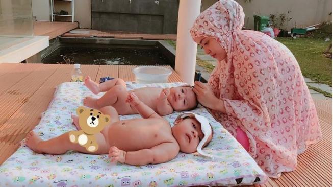 April Jasmine bersama dua anak kembarnya. (Instagram)