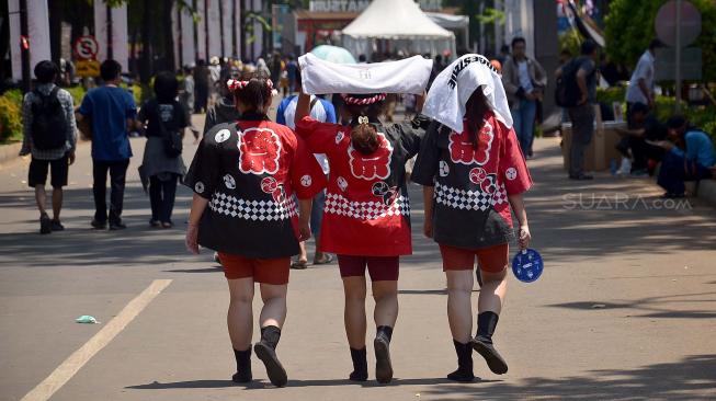Sejumlah peserta mengangkat arak-arakan mikoshi saat Festival Budaya Pop Jak-Japan Matsuri 2018, di Gelora Bung Karno Senayan, Jakarta, Minggu (9/9). festival tersebut mengusung tema "Indonesia and Japan Always Together", dan dimeriahkan dengan parade mikoshi, cosplay japan, JKT 48 dan AKB 48. [Suara.com/Muhaimin A Untung]