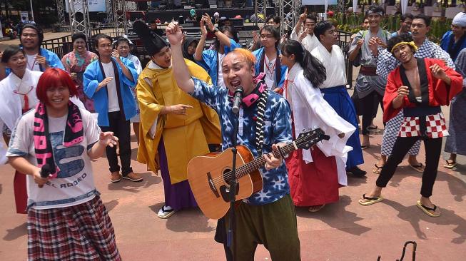 Sejumlah peserta mengangkat arak-arakan mikoshi saat Festival Budaya Pop Jak-Japan Matsuri 2018, di Gelora Bung Karno Senayan, Jakarta, Minggu (9/9). festival tersebut mengusung tema "Indonesia and Japan Always Together", dan dimeriahkan dengan parade mikoshi, cosplay japan, JKT 48 dan AKB 48. [Suara.com/Muhaimin A Untung]