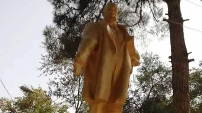 Ulama Pakai Uang Kotak Amal Masjid Bangun Kembali Patung Lenin