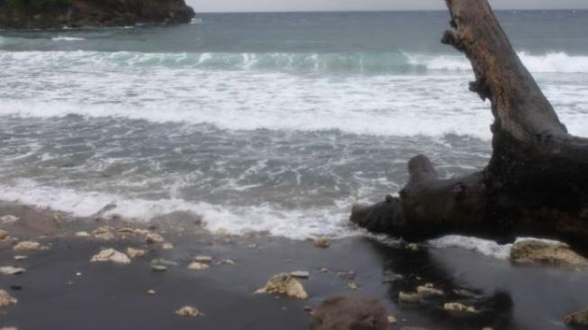 Wisata Pantai Pasir Merah Dan Hitam Di Indonesia Mana