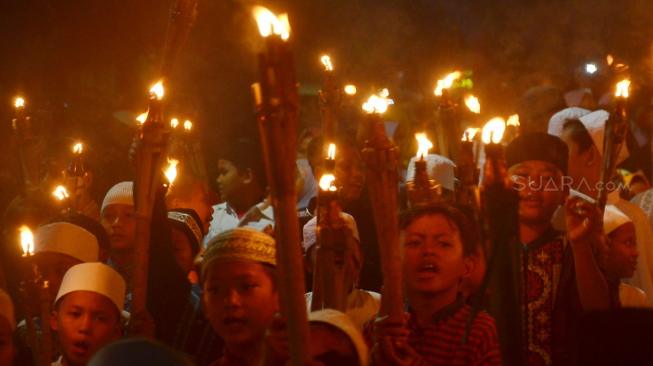 Sejumlah warga melakukan pawai obor di Manggarai, Jakarta