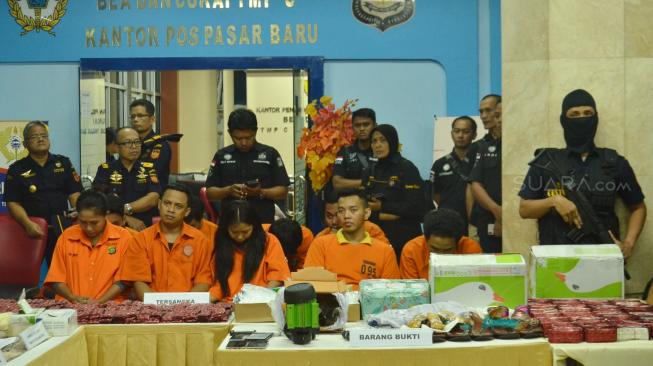 Sembilan tersangka dihadirkan saat rilis penyelundupan kasus narkoba di Gedung Kantor Pos Pasar Baru, Jakarta