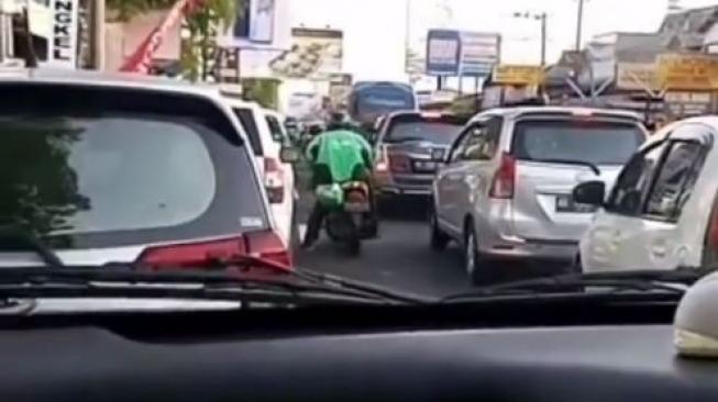 Aksi Ojol buka jalan untuk ambulans