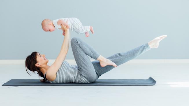 Yoga bareng bayi, solusi ibu untuk jaga kebugaran pasca melahirkan. (Shutterstock)