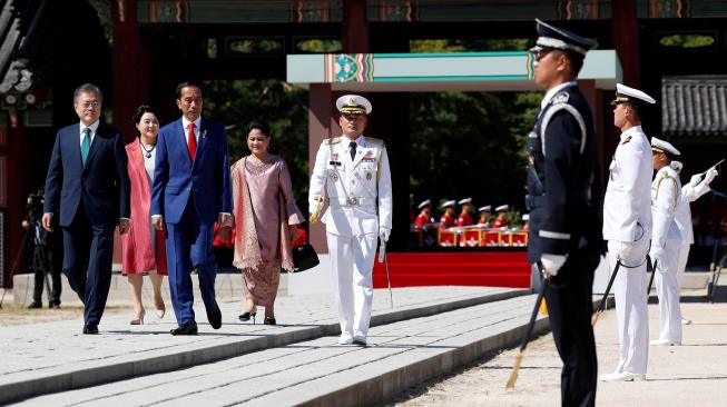 Presiden Korea Selatan Moon Jae-in dan Presiden Indonesia Joko Widodo, (belakang kiri dan kanan) Ibu Negara Korea Selatan Kim Jung-sook dan Ibu Negara Indonesia Iriana Joko Widodo menginspeksi penjaga kehormatan saat upacara penyambutan di istana Changdeokgung di Seoul, Korea Selatan