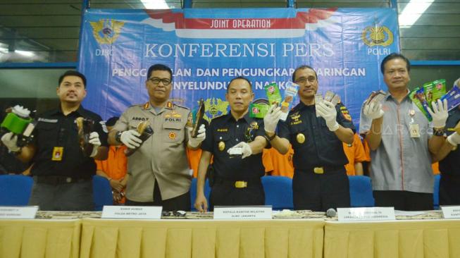 Kadiv Humas Polda Metro Jaya Kombes Pol Argo Yuwono bersama Kabid P2 Kanwil DJBC Jakarta Agus Wahyono perlihatkan barang bukti saat rilis penyelundupan kasus narkoba di Gedung Kantor Pos Pasar Baru, Jakarta