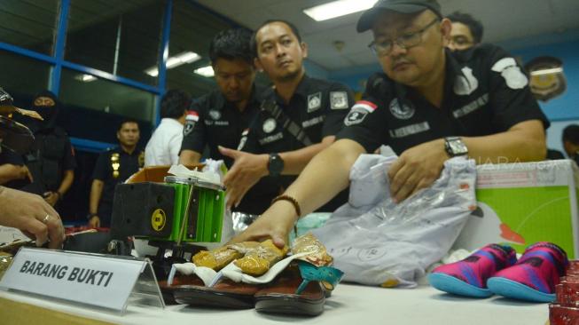 Petugas menunjukkan barang bukti penyelundupan kasus narkoba di Gedung Kantor Pos Pasar Baru, Jakarta