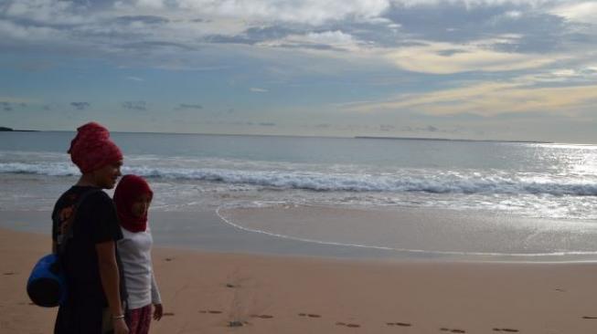 Wisata Pantai Pasir Merah Dan Hitam Di Indonesia Mana