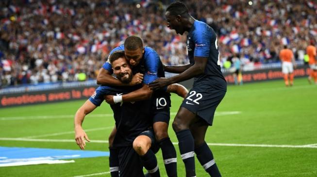 Para pemain Prancis merayakan gol Olivier Giroud yang melakukan selebrasil usai mencetak gol ke gawang Belanda di Stade de France stadium. Franck FIFE / AFP