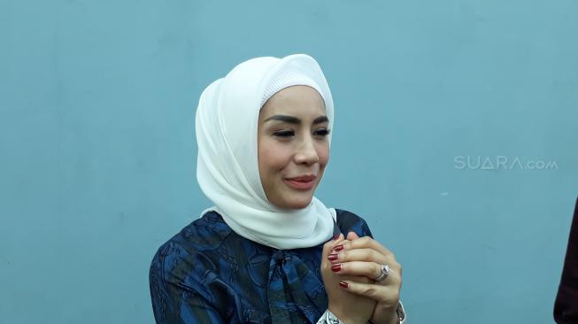 Artis Shinta Bachir di kawasan Tendean, Jakarta Selatan, Senin (10/9/2019). [suara.com/Wahyu]