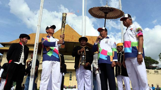 Menpora Imam Nahrawi  didampingi Ketua Inapgoc Raja Sapta Oktohari dan Wali Kota Ternate Burhan Abdurahman melakukan prosesi awal kirab obor (torch relay) Asian Para Games 2018 di Kedaton Kasultanan Ternate, Maluku Utara