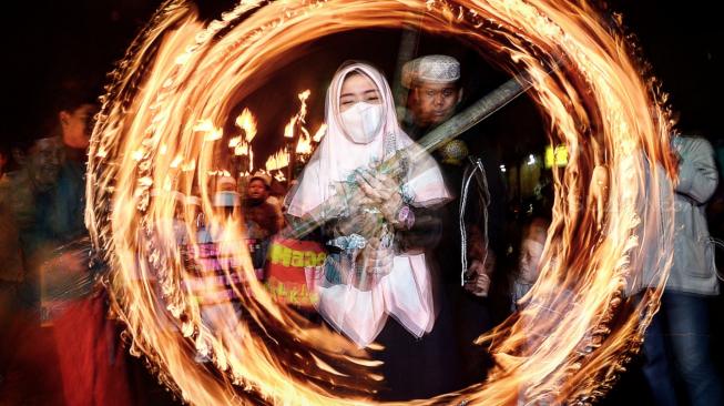 Sejumlah warga melakukan pawai obor di Manggarai, Jakarta