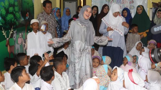 Chacha Frederica bersama puluhan anak yatim di Rumah Amalia. (Wahyu Tri Laksono/Suara.com)