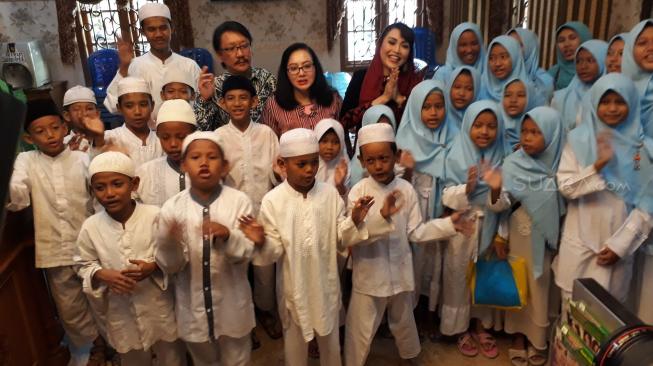 Ratna Listy dalam acara satunan anak yatim. (Ismail/Suara.com)