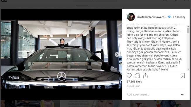 Nikita Mirzani sengaja memamerkan kendaraan mewah untuk sindir haters. [instagram/nikitamirzanimawardi_17]