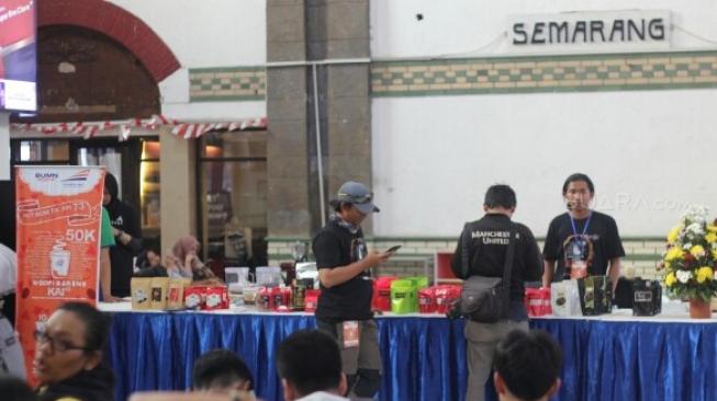 PT KAI Masyarakatkan Budaya Ngopi : Bagi Lima Ribu Kopi Gratis