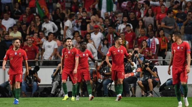 Pemain depan Portugal Andre Silva (kedua kanan) merayakan golnya ke gawang Italia di ajang UEFA Nations League di Luz stadium . Francisco LEONG / AFP