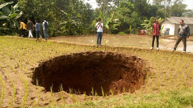 Diameter Lubang Misterius di Sukabumi Terus Bertambah