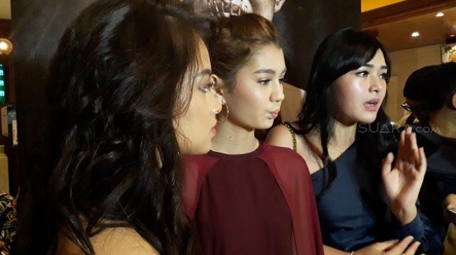 Amanda Manopo, Zoe Jackson, dan Rebecca Klopper usai gala primere film Bisikan Iblis, di kawasan Menteng, Jakarta Pusat, Senin (10/9/2018). [Ismail/Suara.com]