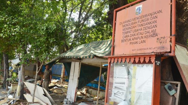 Suasana lapak pelukis setelah dibongkar di Jalan Gedung Kesenian, Pasar Baru, Jakarta