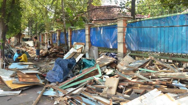 Suasana lapak pelukis setelah dibongkar di Jalan Gedung Kesenian, Pasar Baru, Jakarta