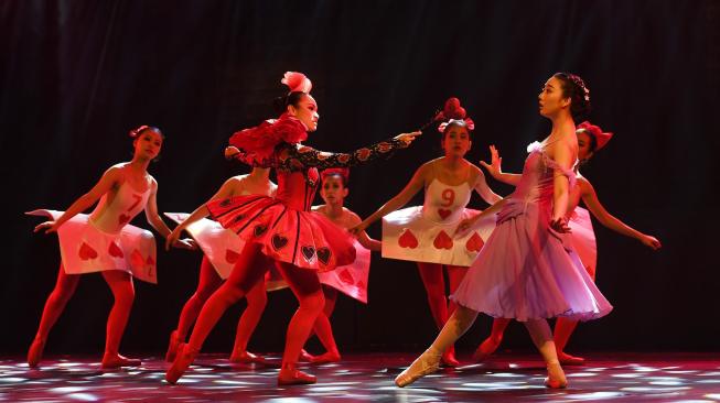 Balerina menampilkan tari balet saat pementasan Alice in Wonderland di JW Marriott Surabaya, Jawa Timur