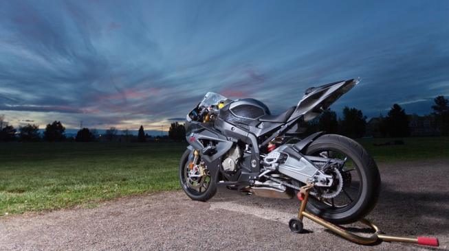 BMW S1000RR, sukses menjadi tunggangan WSBK (World Superbike) 2009 kini masuk produksi massal [Shutterstock].