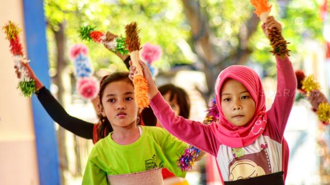 Warga beraktifitas di Ruang Publik Terpadu Ramah Anak (RPTRA)  Taman Lenteng Agung,  Jakarta Selatan