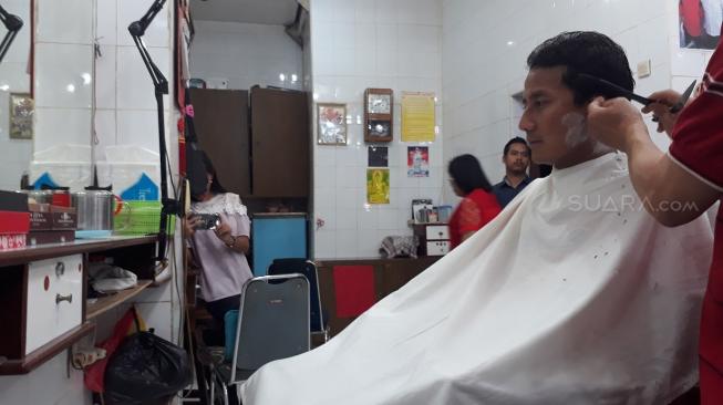 Sandiaga Uno di Pangkas Rambut Ko Tang [Suara.com/Umay Hadyah Saleh].