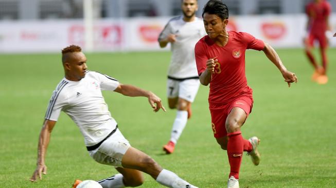 Pesepak bola Indonesia Febri Hariyadi (kanan) mencoba melewati hadangan pesepak bola Mauritius Speville Jonathan (kiri) dalam partai persahabatan di Stadion Wibawa Mukti, Bekasi, Jawa Barat