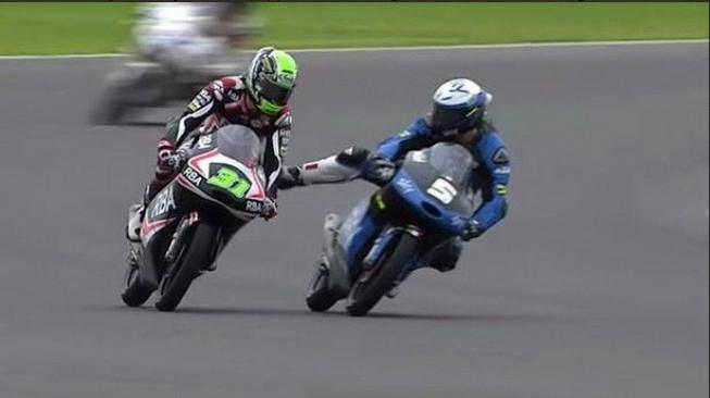 Romano Fenati (kanan) menendang motor pesaingnya, Niklas Ajo. saat sesi warm-up Moto3 Argentina. [Twitter@9mayors]