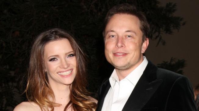 Elon Musk dan Talullah Riley dalam suatu acara gala di Los Angeles [Shutterstock].