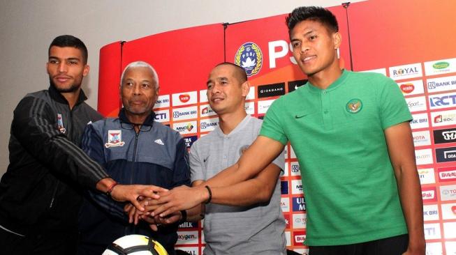 Asisten Pelatih Timnas Indonesia Kurniawan Dwi Yulianto (kedua kanan), Kapten Timnas Indonesia Fachrudin Aryanto (kanan) dan Pelatih Mauritius Francisco Filho Joaquim (kedua kiri) serta Kapten Timnas Mauritius Lindsay Rose, bertumpu tangan bersama usai jumpa pers, di Cikarang, Kabupaten Bekasi, Jawa Barat, Senin (10/9). Jumpa pers tersebut jelang persiapan pertandingan laga persahabatan Timnas Indonesia melawan Timnas Mauritius di Stadion Wibawa Mukti, Bekasi, Selasa (11/9). ANTARA FOTO/Risky Andrianto