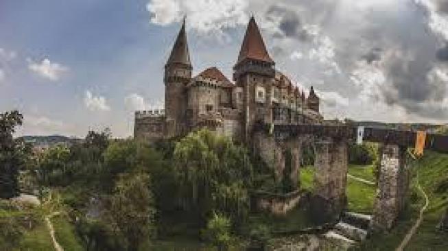 Corvin Castle, Kastil Horor Lokasi Syuting The Nun