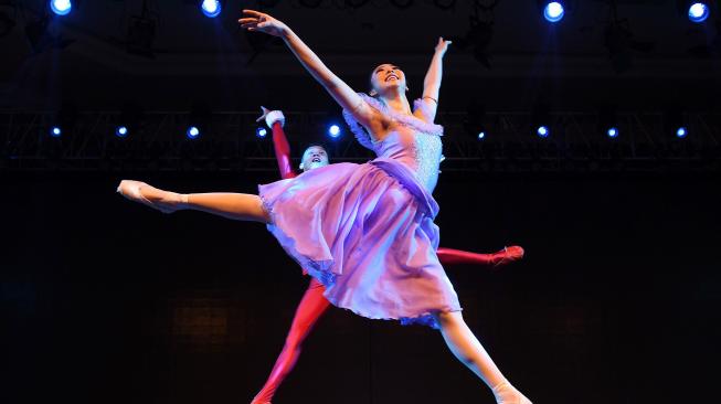 Balerina menampilkan tari balet saat pementasan Alice in Wonderland di JW Marriott Surabaya, Jawa Timur