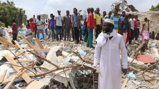 Warga Somalia berkumpul di lokasi bom mobil diluar kantor pemerintah lokal di Mogadishu, Somallia