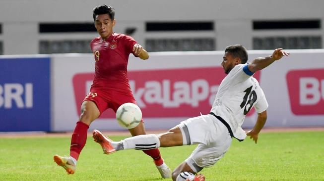 Pesepak bola Indonesia Septian David Maulana (kiri) mencoba melewati hadangan pesepak bola Mauritius St Martin Walter (kanan) dalam partai persahabatan di Stadion Wibawa Mukti, Bekasi, Jawa Barat