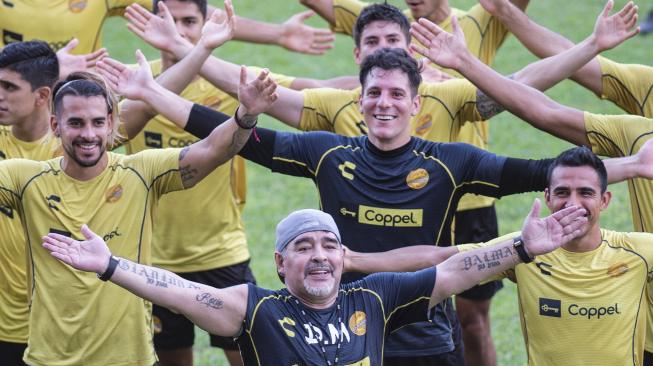 Legenda Argentina Diego Maradona saat melatih klub Dorados de Sinalo di Stadion Banorte, Meksiko