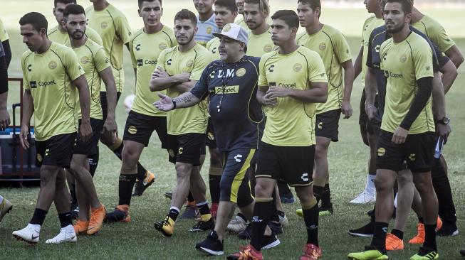 Legenda Argentina Diego Maradona saat melatih klub Dorados de Sinalo di Stadion Banorte, Meksiko