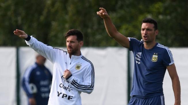 Pemain Argentina Lionel Messi (kiri) dan asisten pelatih timnas Argentina Lionel Scaloni [AFP]