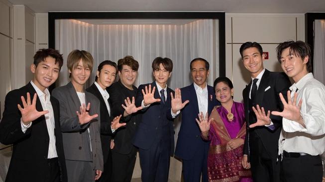 Di Lotte Hotel Seoul, Jokowi juga sempat disambangi Super Junior. (instagram.com/@siwonchoi)