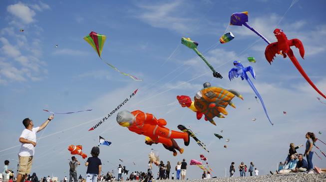 Warga menerbangkan layang-layang selama Festival Layang-layang Internasional Dieppe ke- 20, Prancis