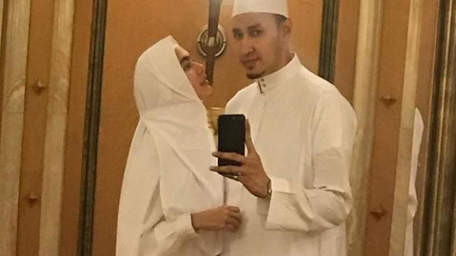 Kartika Putri bersama suami, Habib Usman bin Yahya. (Instagram)