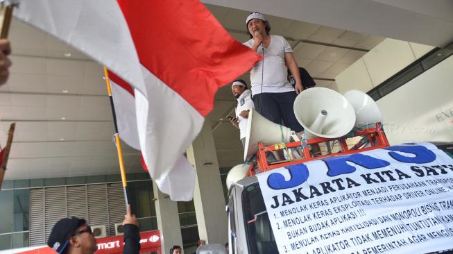 Massa driver online melakukan aksi unjuk rasa didepan kantor Go-Jek,di Blok M,Jakarta